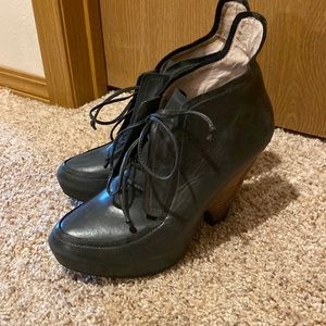 Max Studio 9 1/2 green leather booties